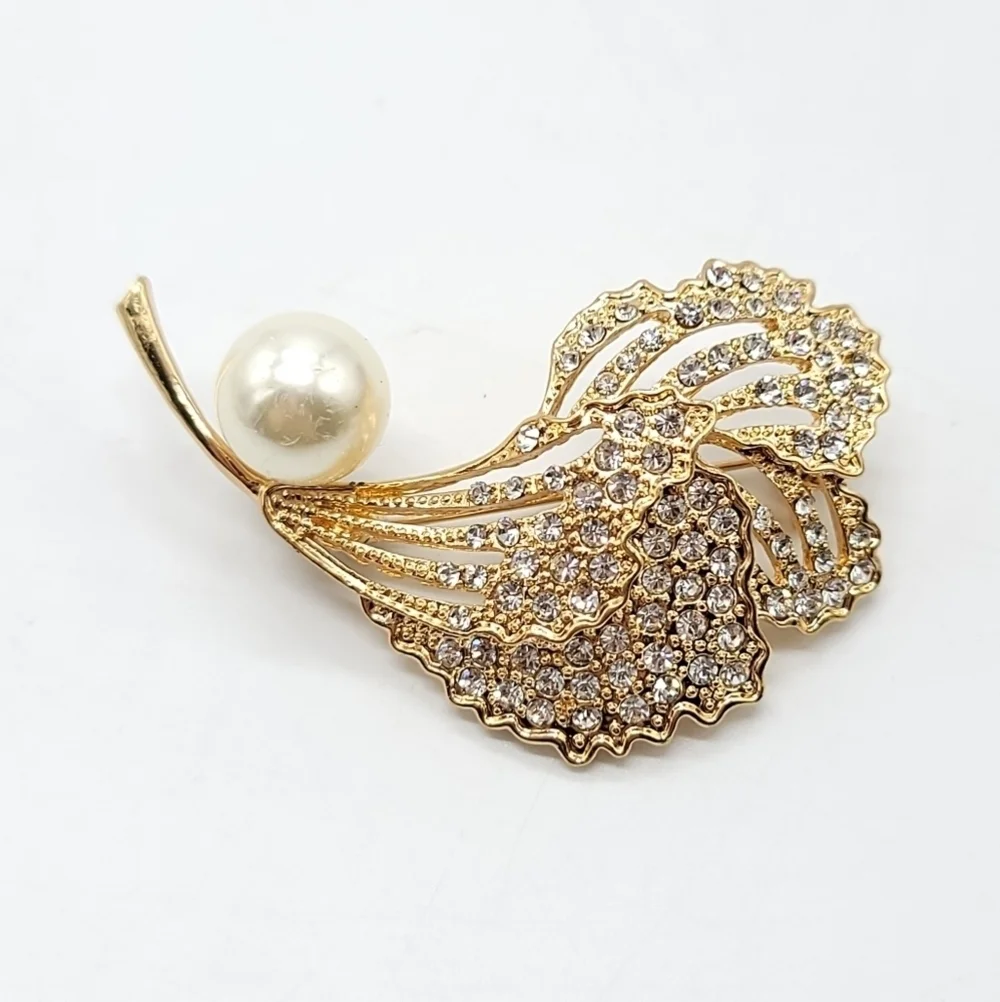 Clear rhinestone faux pearl flower pin brooch